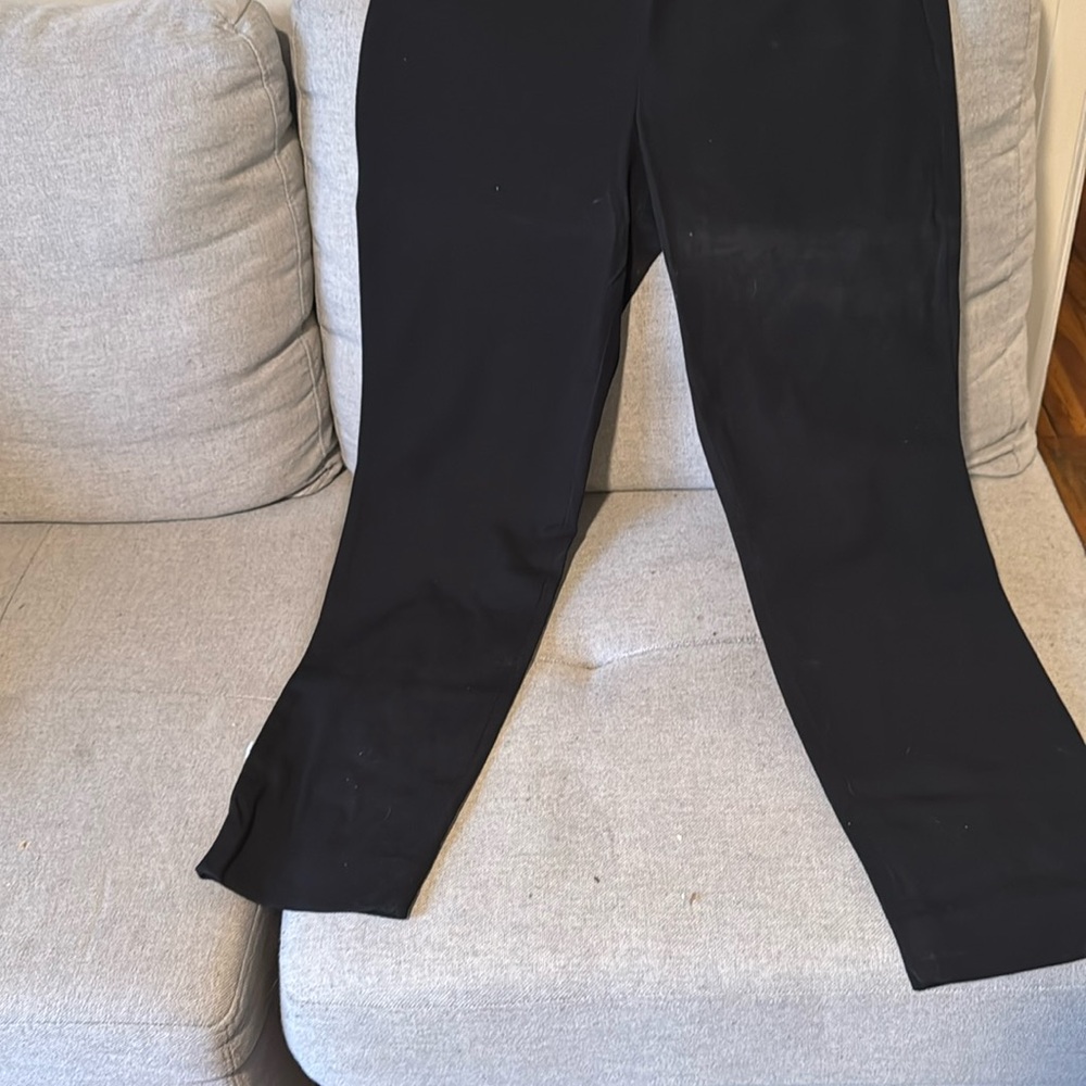 These are an adorable pair of j crew mini pants in a size 6